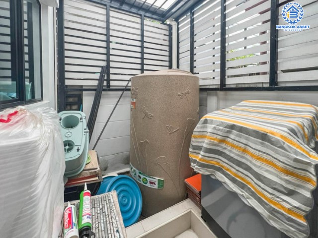 ทาวน์เฮ้าส์มือสอง ม.บ้านกลางเมือง นวมินทร์42 แบรนด์ AP เนื้อที่ 18.1 ตร.ว. มาพร้อมฟังก์ชัน 3 ห้องนอน 3 ห้องน้ำ 2 ที่จอดรถ แถมฟรี !!! เครื่องปรับอากาศ 4 เครื่อง และเครื่องทำน้ำอุ่น 2 เครื่อง สภาพแวดล้อมเยี่ยม ทำเลดีเชื่อมต่อ ถ.รามอินทรา, ถ.เกษตร-นวมินทร์ ใกล้รถไฟฟ้าสายสีชมพู "สถานีนพรัตน์" และทางด่วน ฉลองรัช…